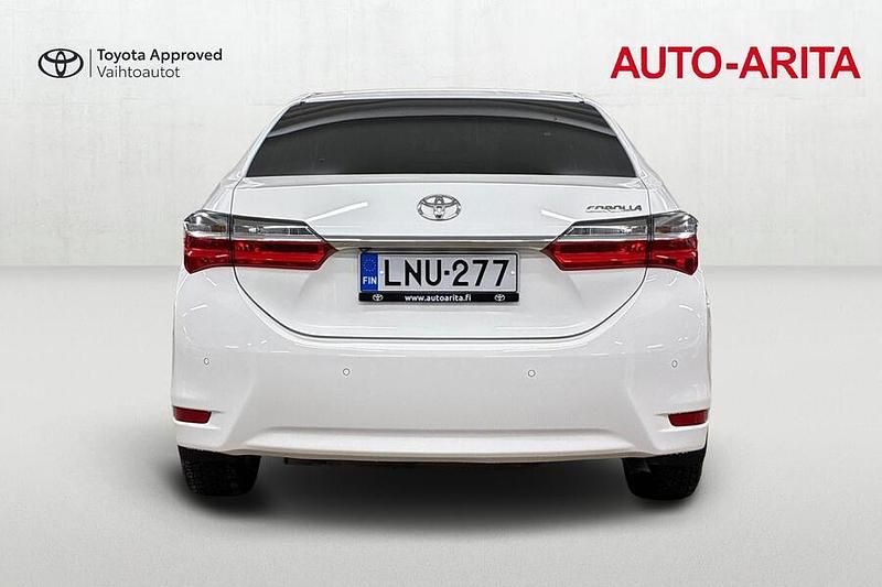 Käytetty Toyota Corolla Multidrive S 132 HP (97 kW) 2017 Valkoinen Sedan