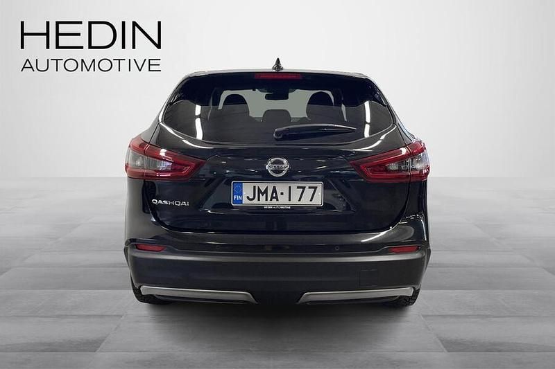 Käytetty Nissan Qashqai Acenta 158 HP (116 kW) 2021 Musta Katumaasturi