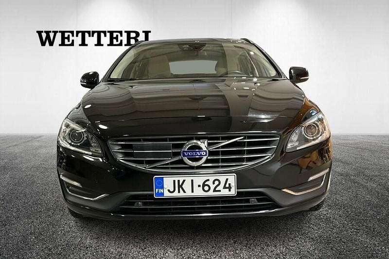 Käytetty Volvo V60 Momentum 152 HP (111 kW) 2016 Musta Farmari
