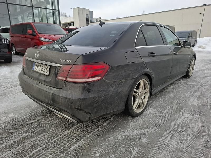 Käytetty Mercedes E220 Avantgarde 170 HP (125 kW) 2015 Musta Sedan