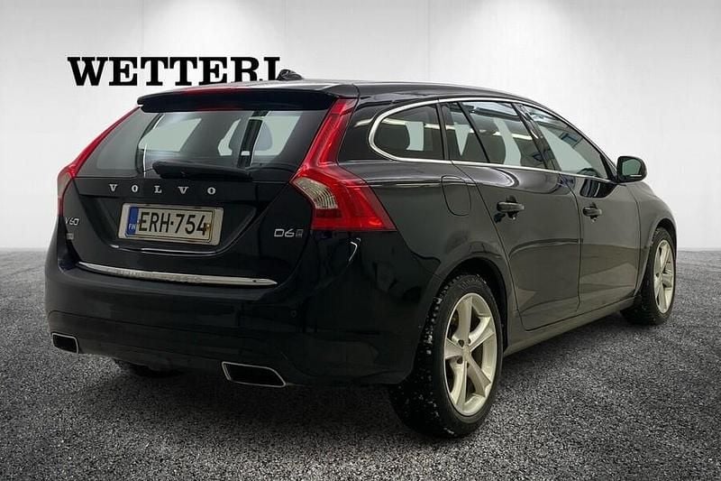 Käytetty Volvo V60 Summum 215 HP (158 kW) 2015 Musta Farmari