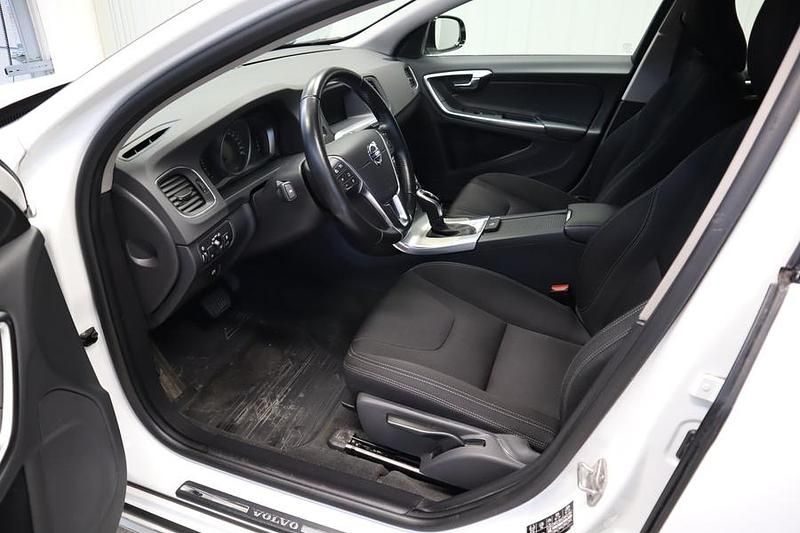 Käytetty Volvo V60 CC Business Edition 190 HP (139 kW) 2017 Valkoinen Farmari