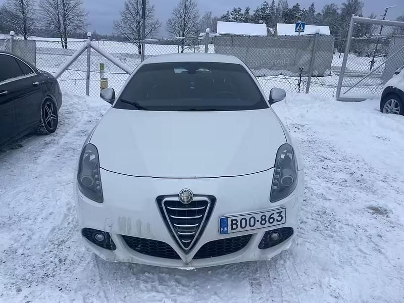 Käytetty Alfa Romeo Giulietta Business 170 HP (125 kW) 2011 Valkoinen Viistoperä