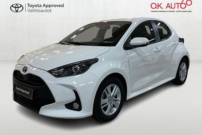 Valkoinen Käytetty 2023 Toyota Yaris Hybrid Active Viistoperä | 21 790 € (Perustarjous) - Kuva 1/4
