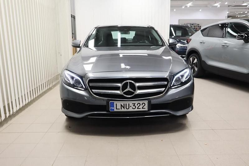 Käytetty Mercedes E220 Business 194 HP (142 kW) 2017 Harmaa Sedan