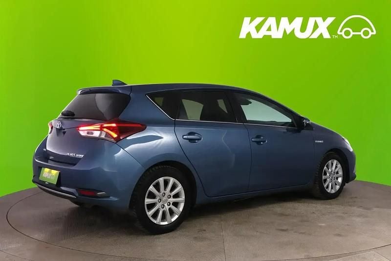Käytetty Toyota Auris Hybrid Premium 99 HP (72 kW) 2016 Sininen Sedan