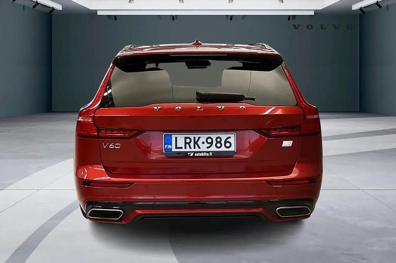 Käytetty Volvo V60 R-Design 456 HP (335 kW) 2022 Met. punainen Farmari