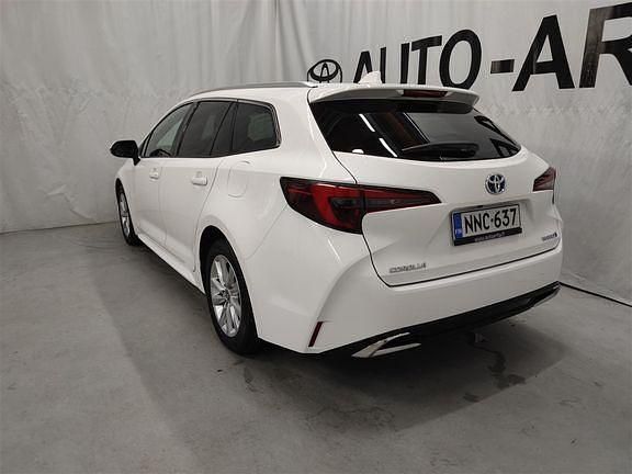 Käytetty Toyota Corolla Edition 138 HP (101 kW) 2023 Valkoinen Farmari
