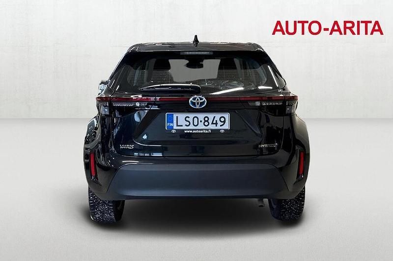 Käytetty Toyota Yaris Cross Active 116 HP (85 kW) 2023 Musta Katumaasturi