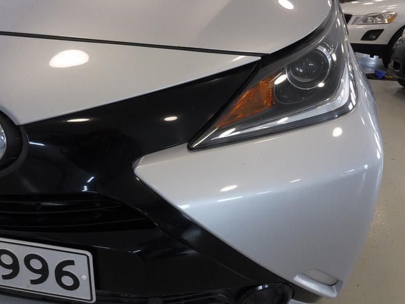 Käytetty Toyota Aygo X-play 69 HP (50 kW) 2016 Hopea Viistoperä