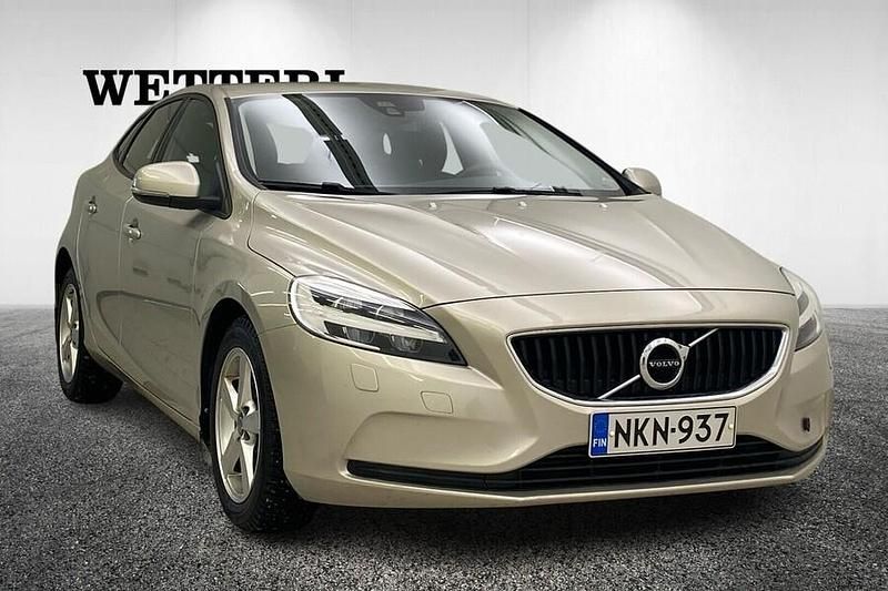 Käytetty Volvo V40 Business Edition 122 HP (89 kW) 2016 Ruskea Viistoperä