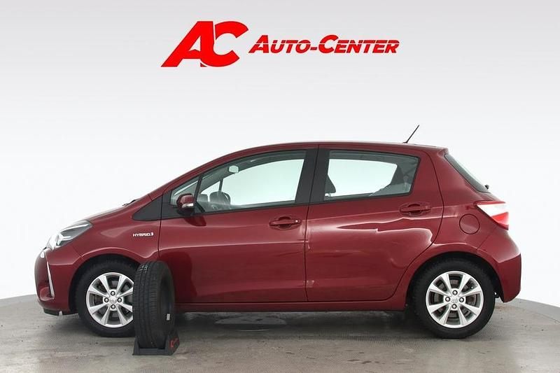 Käytetty Toyota Yaris Hybrid Active 101 HP (74 kW) 2018 Punainen Viistoperä