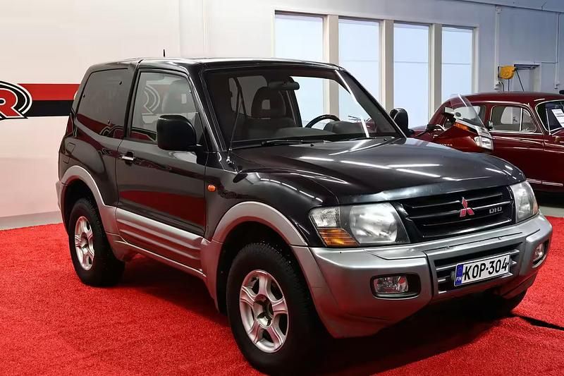 Käytetty Mitsubishi Pajero 165 HP (121 kW) 2000 Musta Katumaasturi