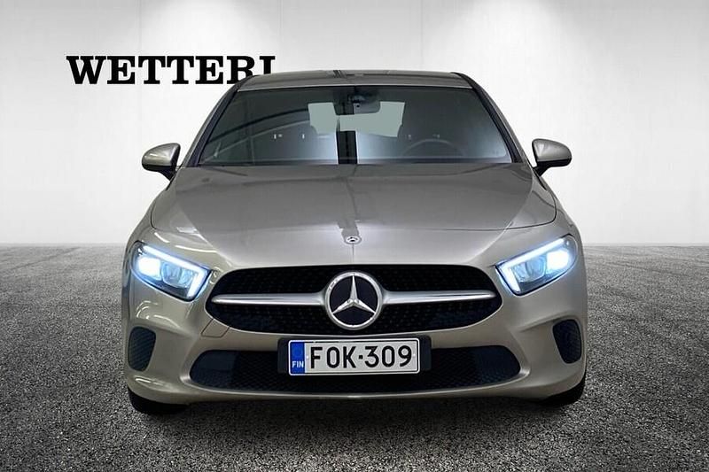 Käytetty Mercedes A200 Business 150 HP (110 kW) 2020 Harmaa Viistoperä