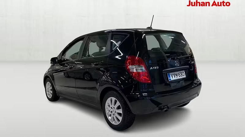 Käytetty Mercedes A180 Business 122 HP (89 kW) 2011 Musta Viistoperä