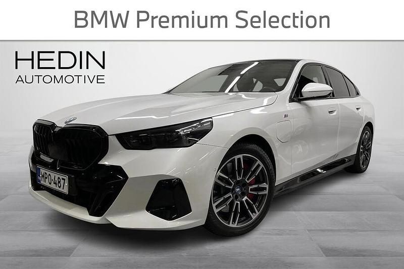 Valkoinen Käytetty 2024 BMW 550e M Sport Sedan | 77 900 € - Kuva 1/4