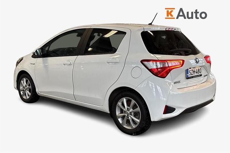Käytetty Toyota Yaris Hybrid Business Edition 101 HP (74 kW) 2020 Viistoperä