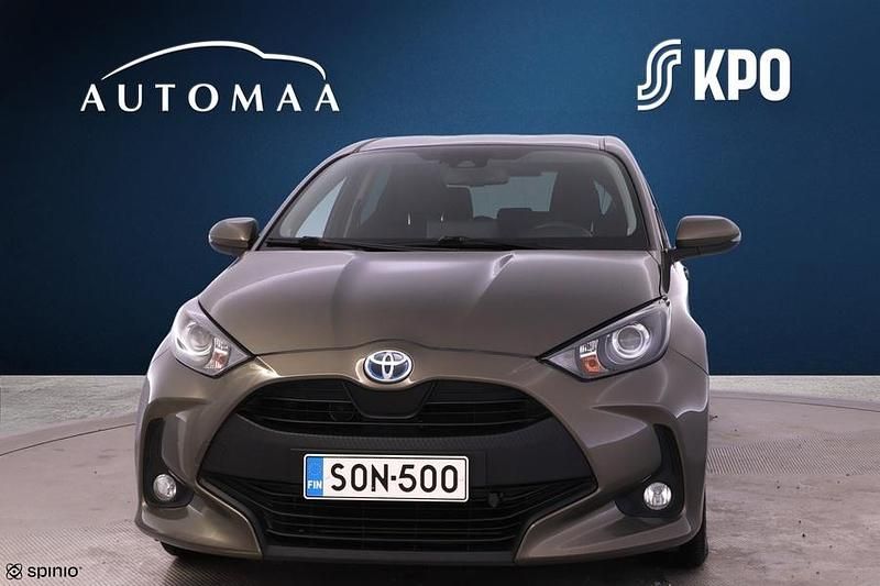 Käytetty Toyota Yaris Hybrid Active 116 HP (85 kW) 2020 Ruskea Viistoperä
