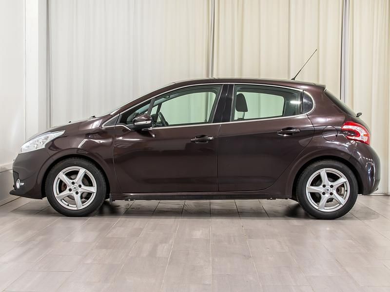 Käytetty Peugeot 208 Allure 120 HP (88 kW) 2012 Punainen Viistoperä