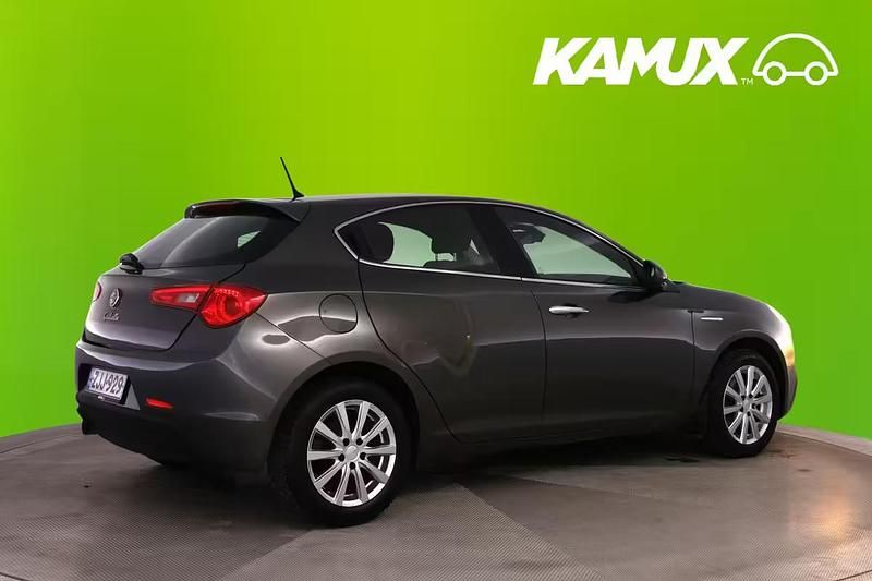 Käytetty Alfa Romeo Giulietta 120 HP (88 kW) 2011 Hopea / harmaa Sedan