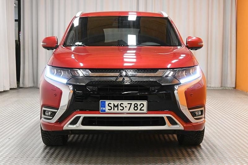 Käytetty Mitsubishi Outlander P-HEV Instyle 224 HP (164 kW) 2019 Farmari