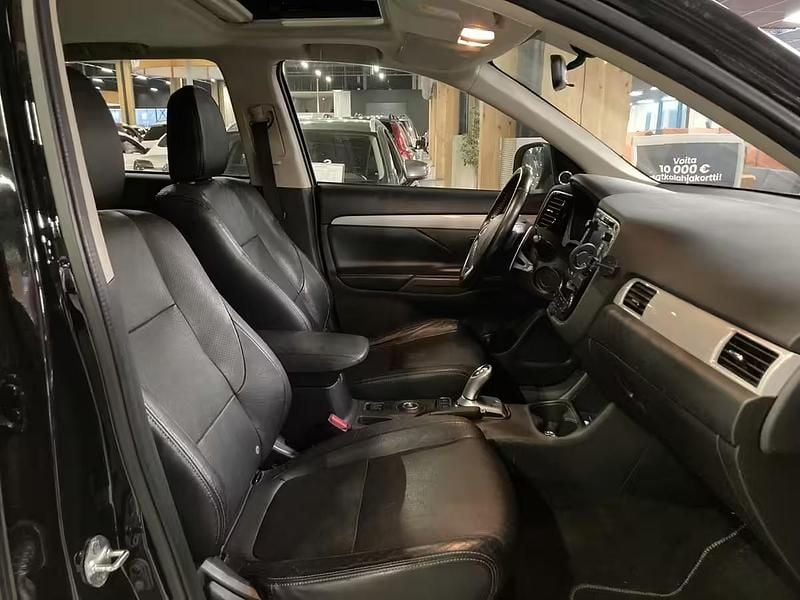 Käytetty Mitsubishi Outlander P-HEV Instyle 163 HP (119 kW) 2014 Katumaasturi