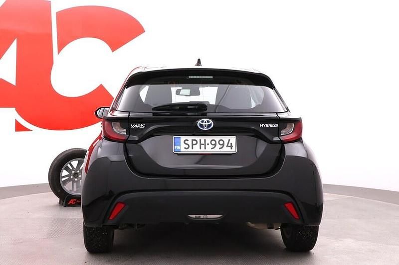 Käytetty Toyota Yaris Hybrid Active 116 HP (85 kW) 2023 Musta Viistoperä
