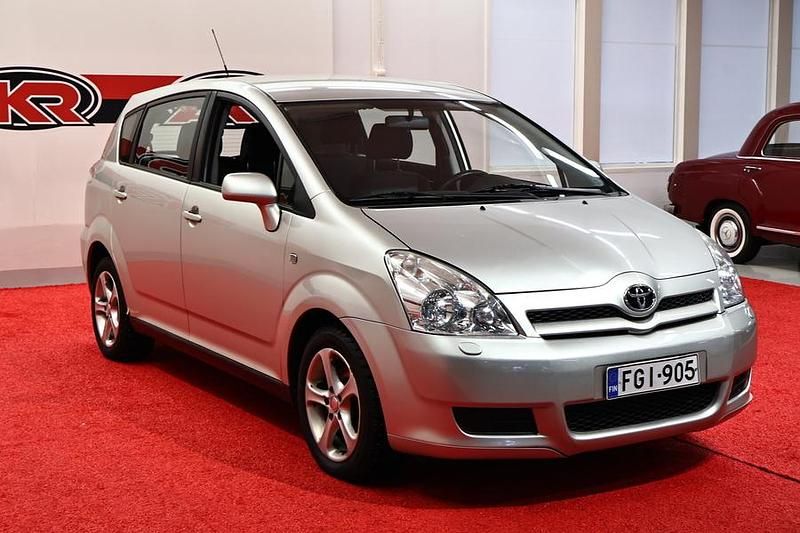 Käytetty Toyota Corolla Verso Terra 110 HP (80 kW) 2004 Hopea Tila-auto