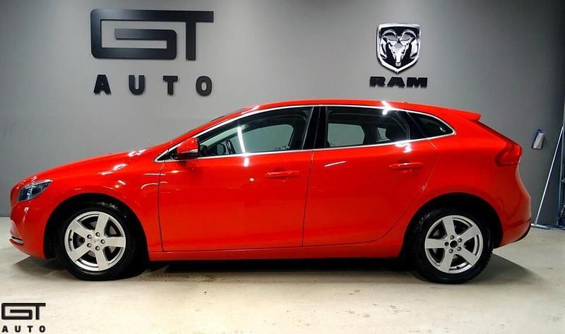 Käytetty Volvo V40 Momentum 114 HP (83 kW) 2015 Farmari