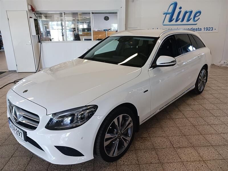 Valkoinen Käytetty 2020 Mercedes C300e Avantgarde Edition Farmari | 25 990 € (Perustarjous) - Kuva 1/4