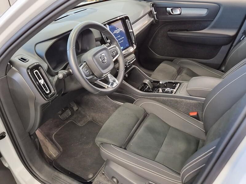Käytetty Volvo XC40 Plus 163 HP (119 kW) 2025 Katumaasturi
