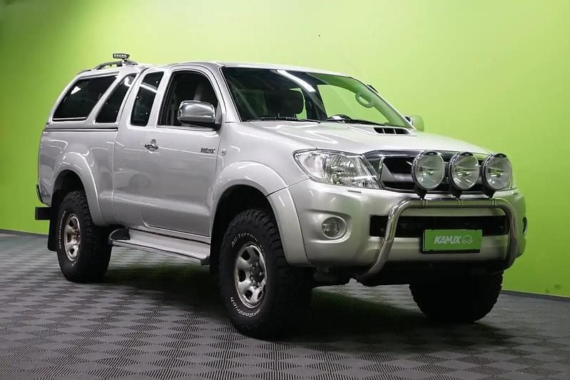 Käytetty Toyota HiLux SR 144 HP (105 kW) 2011 Hopea / harmaa Nouto