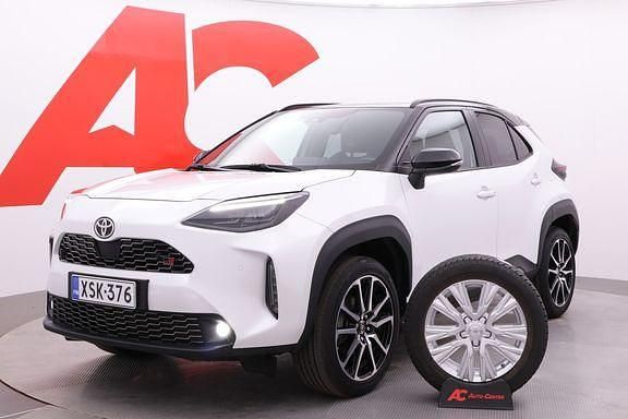 Platinum white pearl Käytetty 2024 Toyota Yaris Cross Sport Katumaasturi | 34 390 € (Hieman kallis) - Kuva 1/4