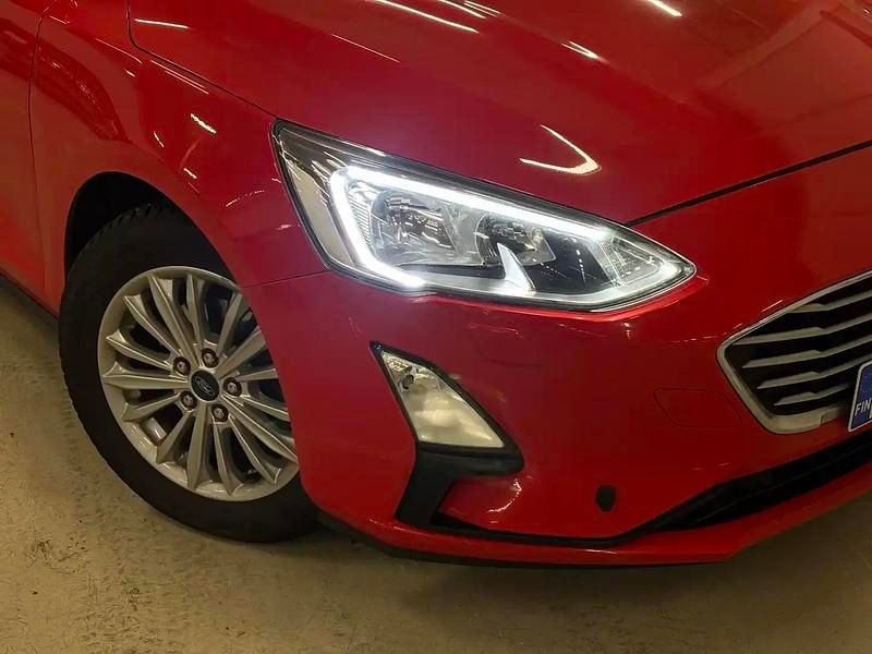 Käytetty Ford Focus Trend 101 HP (74 kW) 2018 Punainen Sedan