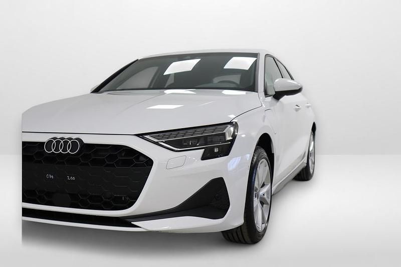 Käytetty Audi A3 Sportback Advanced 204 HP (150 kW) 2025 Arkona valkoinen Viistoperä