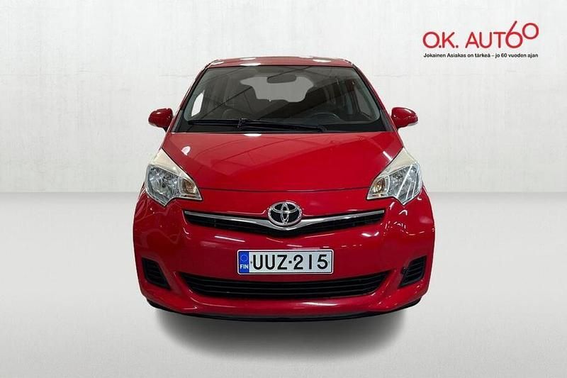 Käytetty Toyota Verso-S Multidrive S 99 HP (72 kW) 2013 Punainen Tila-auto