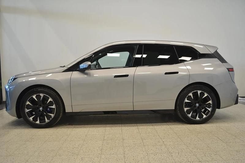 Uusi BMW iX Comfort Edition 400 kW (544 HP) 2026 Space silver metalli Katumaasturi