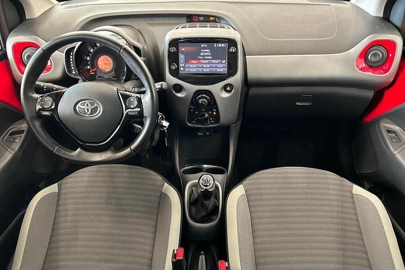 Käytetty Toyota Aygo X-play 72 HP (52 kW) 2020 Punainen Viistoperä