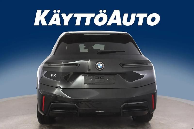 Uusi BMW iX Comfort Edition 400 kW (544 HP) 2026 Saphir schwarz Katumaasturi