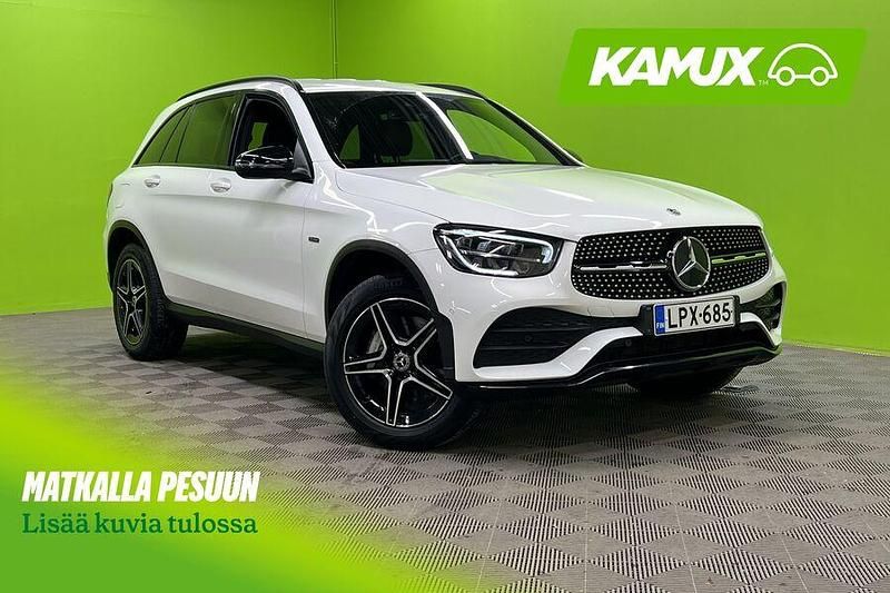 Valkoinen Käytetty 2020 Mercedes GLC300e AMG Katumaasturi | 36 890 € (Perustarjous) - Kuva 1/3