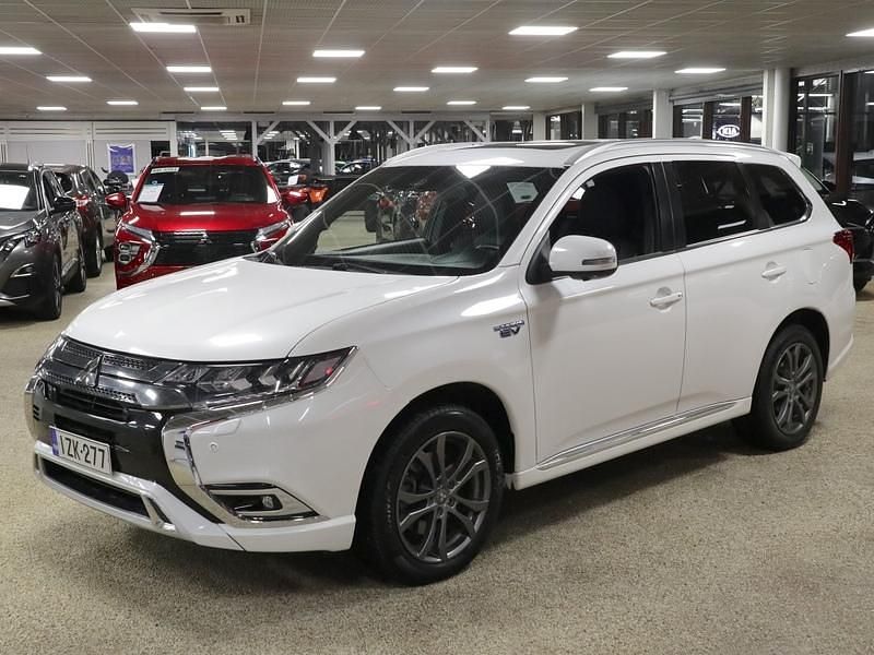 Käytetty Mitsubishi Outlander P-HEV Instyle 135 HP (99 kW) 2019 Valkoinen Farmari