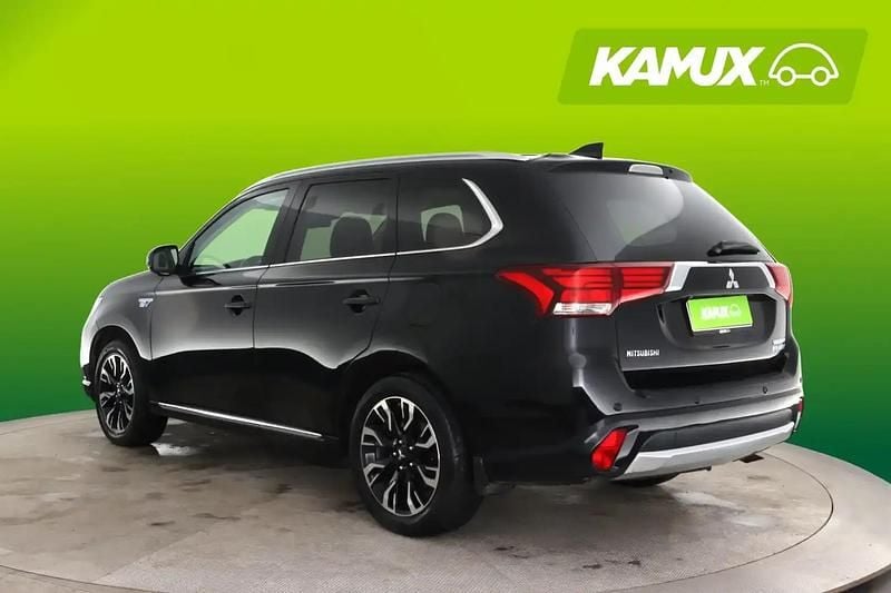 Käytetty Mitsubishi Outlander P-HEV Instyle 121 HP (88 kW) 2017 Musta Farmari