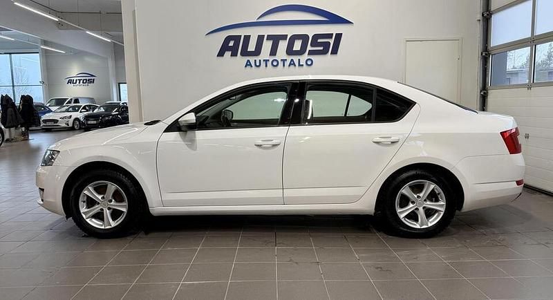 Käytetty Skoda Octavia Ambition 105 HP (77 kW) 2013 Valkoinen Viistoperä