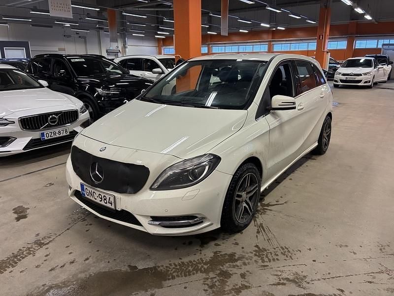 Käytetty Mercedes B180 109 HP (80 kW) 2014 Tila-auto