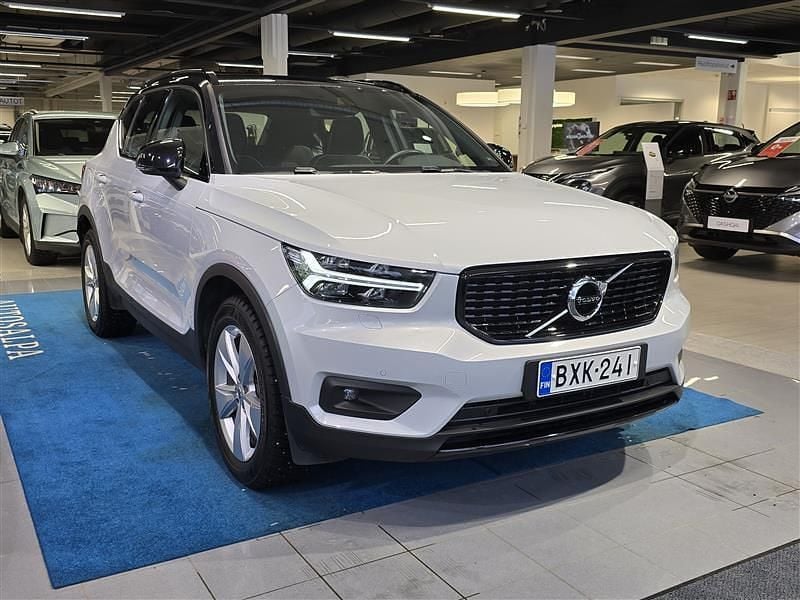 Käytetty Volvo XC40 R-Design 163 HP (119 kW) 2020 Katumaasturi