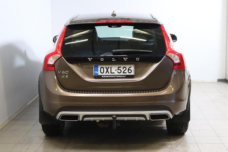 Käytetty Volvo V60 CC Business Edition 190 HP (139 kW) 2018 Ruskea Farmari