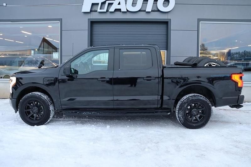 Käytetty Ford F-150 S 336 kW (458 HP) 2023 Musta Nouto