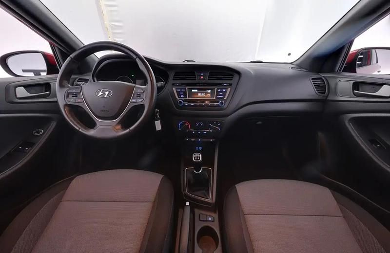 Käytetty Hyundai i20 102 HP (75 kW) 2017 Punainen Viistoperä
