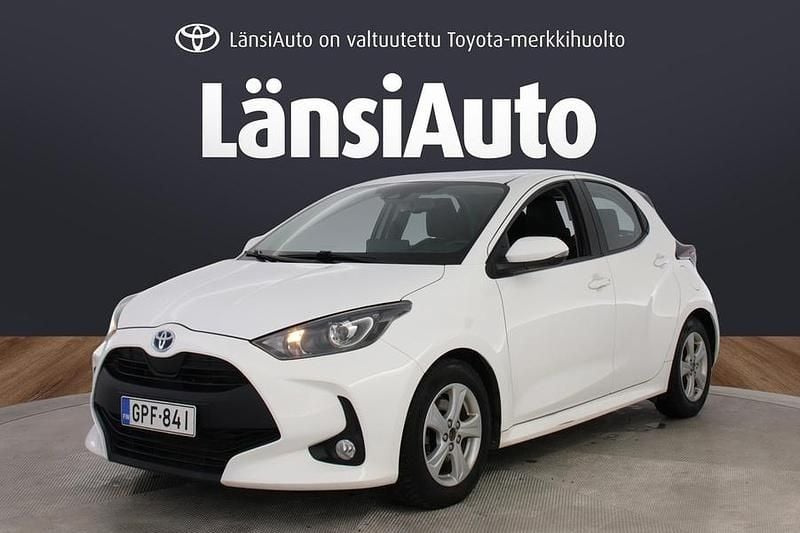 Käytetty Toyota Yaris Hybrid Active 116 HP (85 kW) 2022 Valkoinen Viistoperä