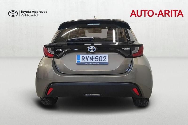 Käytetty Toyota Yaris Hybrid Active 116 HP (85 kW) 2023 Viistoperä